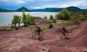 Vététistes au bord du Lac du Salagou sur la GTMC
